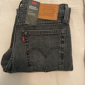 Levi’s Wedgie Straight Jeans sku:349640072. Washed Grey Jeans.